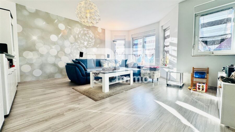 Umfangreich saniertes Einfamilienhaus mit großer Terrasse, Garage, Carport und Einliegerbereich - EG Wohnzimmer offen